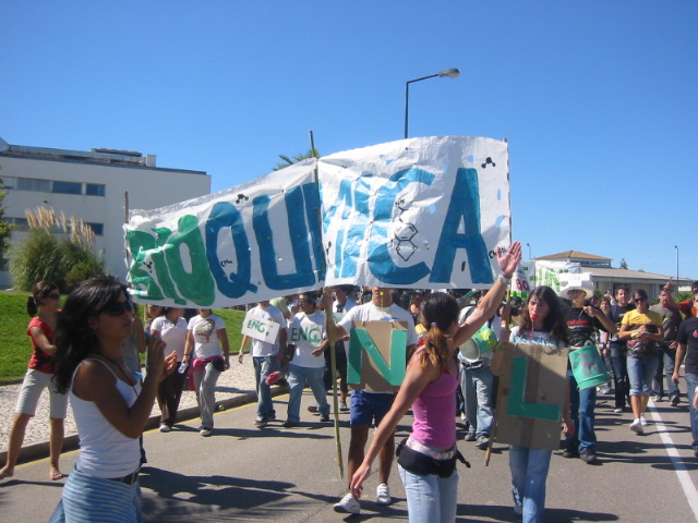 students hold a banner that reads "biochemistry" in in Portuguese
